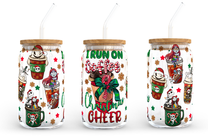 I Run On Coffee And Christmas Cheer 16oz Libbey Glasdose, Weihnachtsstimmung Milchglas, Weihnachtsmann Bierdose Glas, Retro Weihnachtsdesign