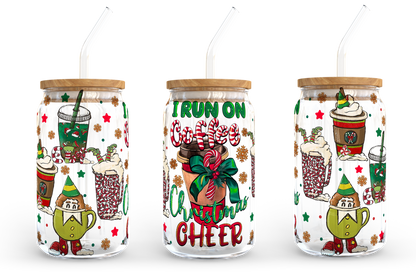 I Run On Coffee And Christmas Cheer 16oz Libbey Glasdose, Weihnachtsstimmung Milchglas, Weihnachtsmann Bierdose Glas, Retro Weihnachtsdesign